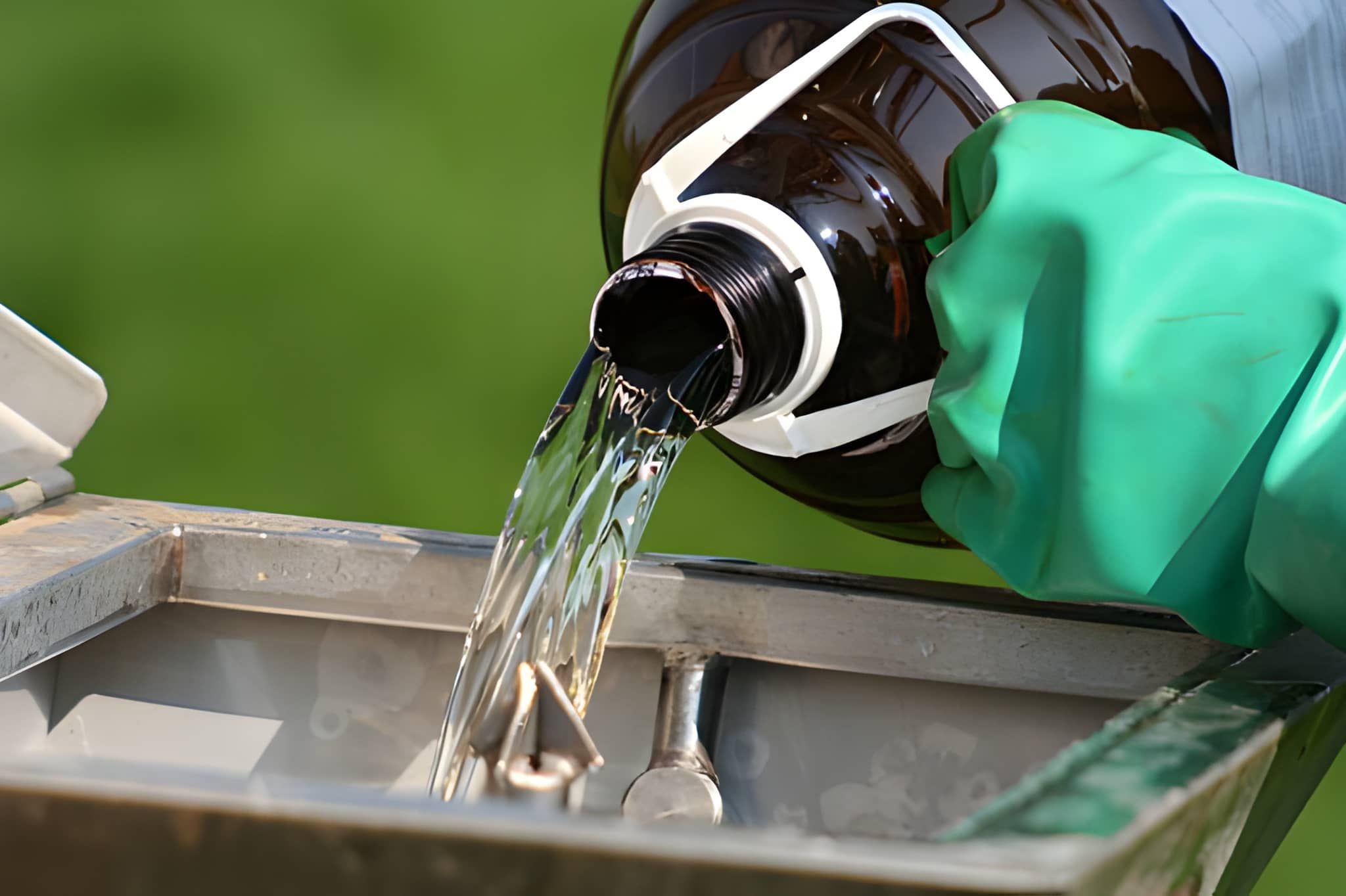 Hindari Kontak Langsung saat Pencampuran Pestisida