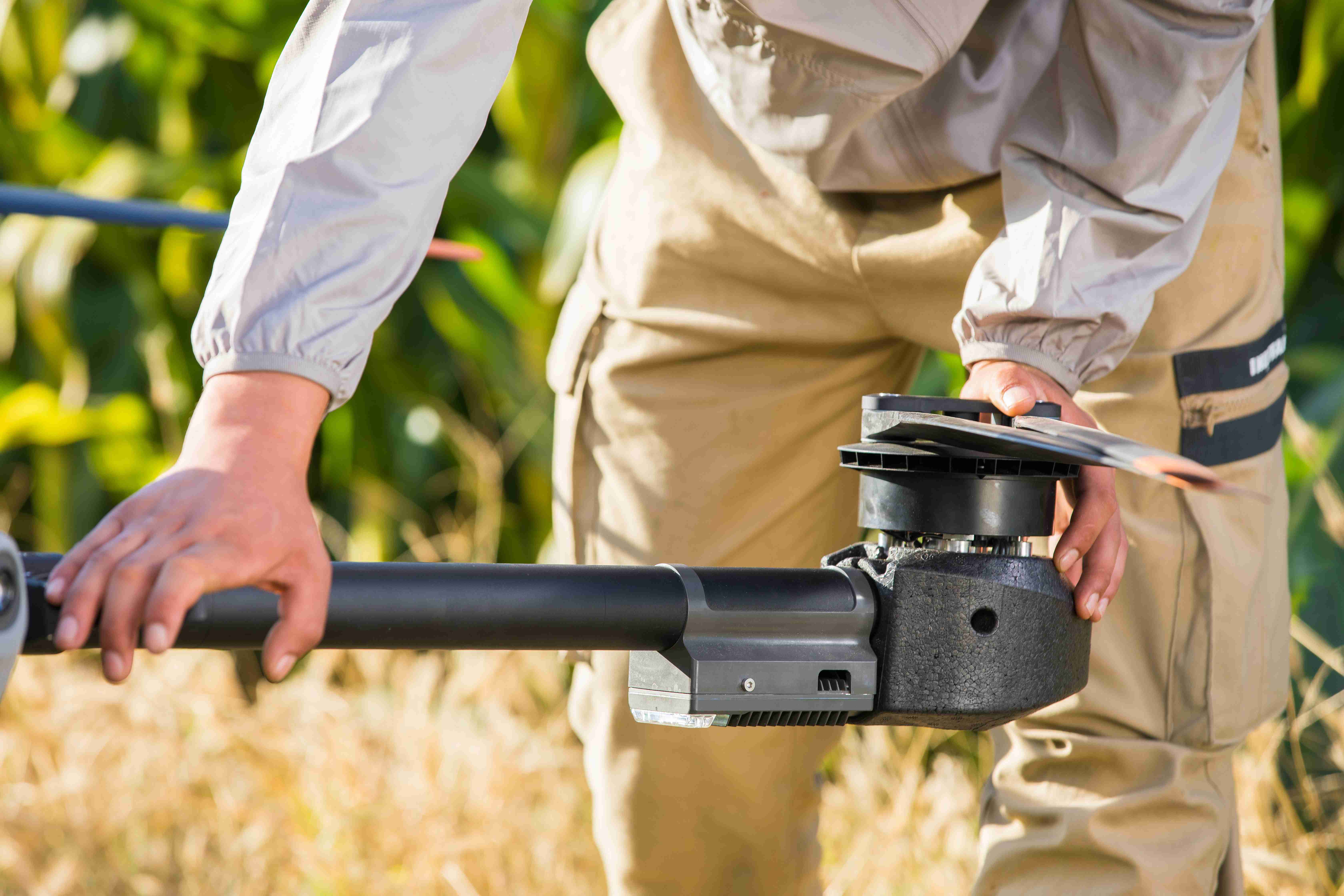Periksa Nozzle dan Sistem Semprot Drone Pertanian